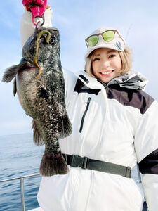 釣りガール高橋美来の宮城沖・網地島釣行記：満足の笑顔で“メタボ”サイズのアイナメをキャッチ