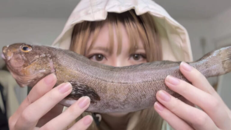 女性釣り師の美しさと釣りの魅力：アイナメとの感動の出会い