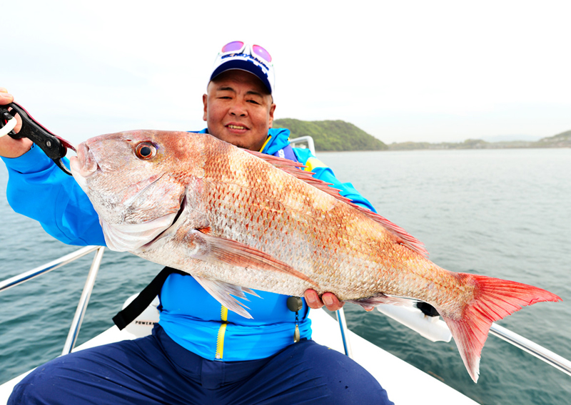 関西の船釣り紀行：ディープタイラバで狙う90cm超の大型マダイ